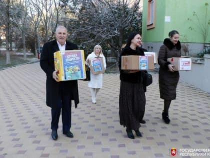 Анна Рубель передала подарки для пациентов Республиканской детской клинической больницы