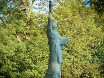 Копию американской статуи Свободы убрали из крымского парка миниатюр