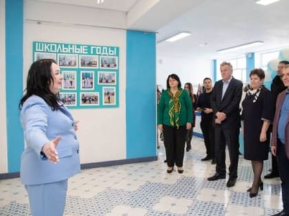 Владимир Константинов передал ноутбуки в симферопольскую школу №44