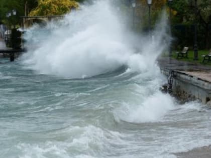 В Чёрном море фиксируют пятибалльный шторм