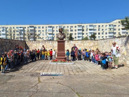 Малыши возложили цветы к памятнику Екатерины Деминой (фото)