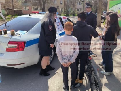 В Ленинском районе сотрудники ГИБДД оригинально поздравили водителей и пешеходов с Пасхой (Фото)