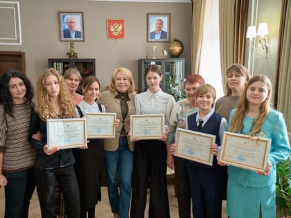 5 ялтинских школьников получили именные стипендии главы администрации