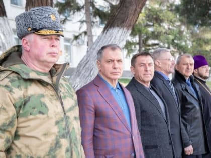 Владимир Константинов поздравил крымских военнослужащих с вручением боевых знамен
