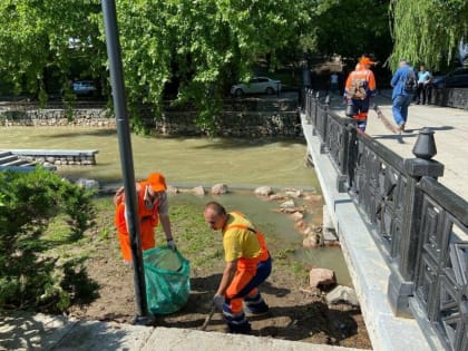 В Симферополе чистят набережную Салгира (ФОТО, ВИДЕО)