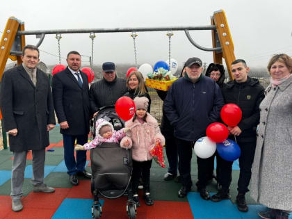 В Симферополе торжественно открыли новую детскую игровую площадку