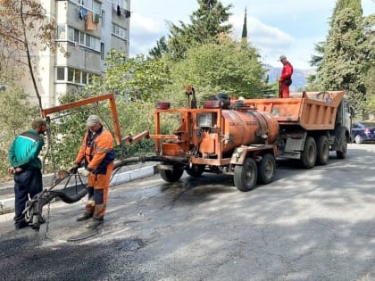 На 7 улицах Ялты ремонтируют дорожное покрытие