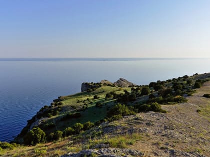 В поисках Ситцевого дворца, целебной воды и петроглифов: паломнические поездки по Крыму в марте