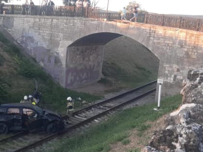 В Феодосии легковушка с туристами из Екатеринбурга свалилась с моста на железную дорогу