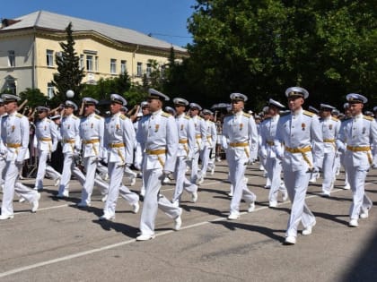 В ЧВВМУ им. Нахимова состоялся очередной выпуск офицеров и мичманов