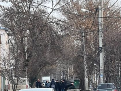 В Симферополе перевернулась легковушка