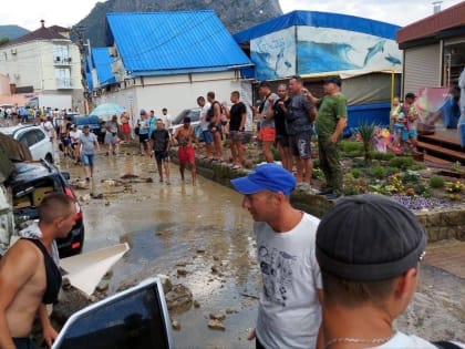 В крымском поселке Новый Свет поток воды из-за непогоды повредил три машины и снес стену