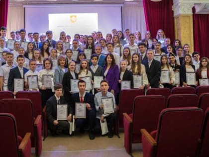 100 лучшим учащимся Крыма вручили свидетельства стипендиатов Совета министров
