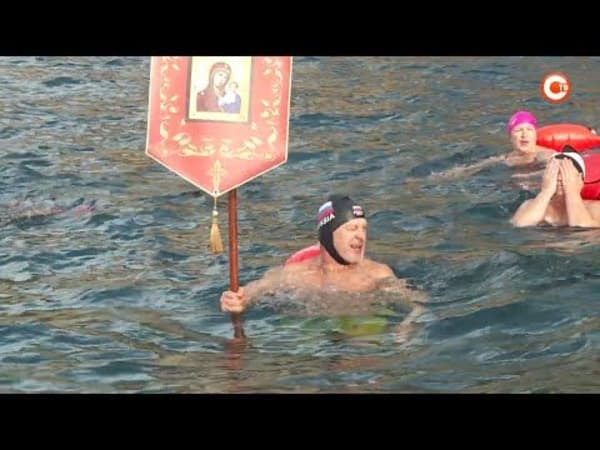 Севестопольские моржи устроили заплыв в день Крещения Господня