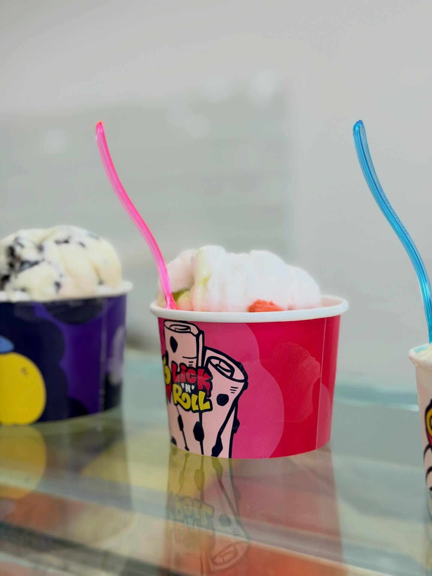 Gerolltes Eis mit frischen Zutaten