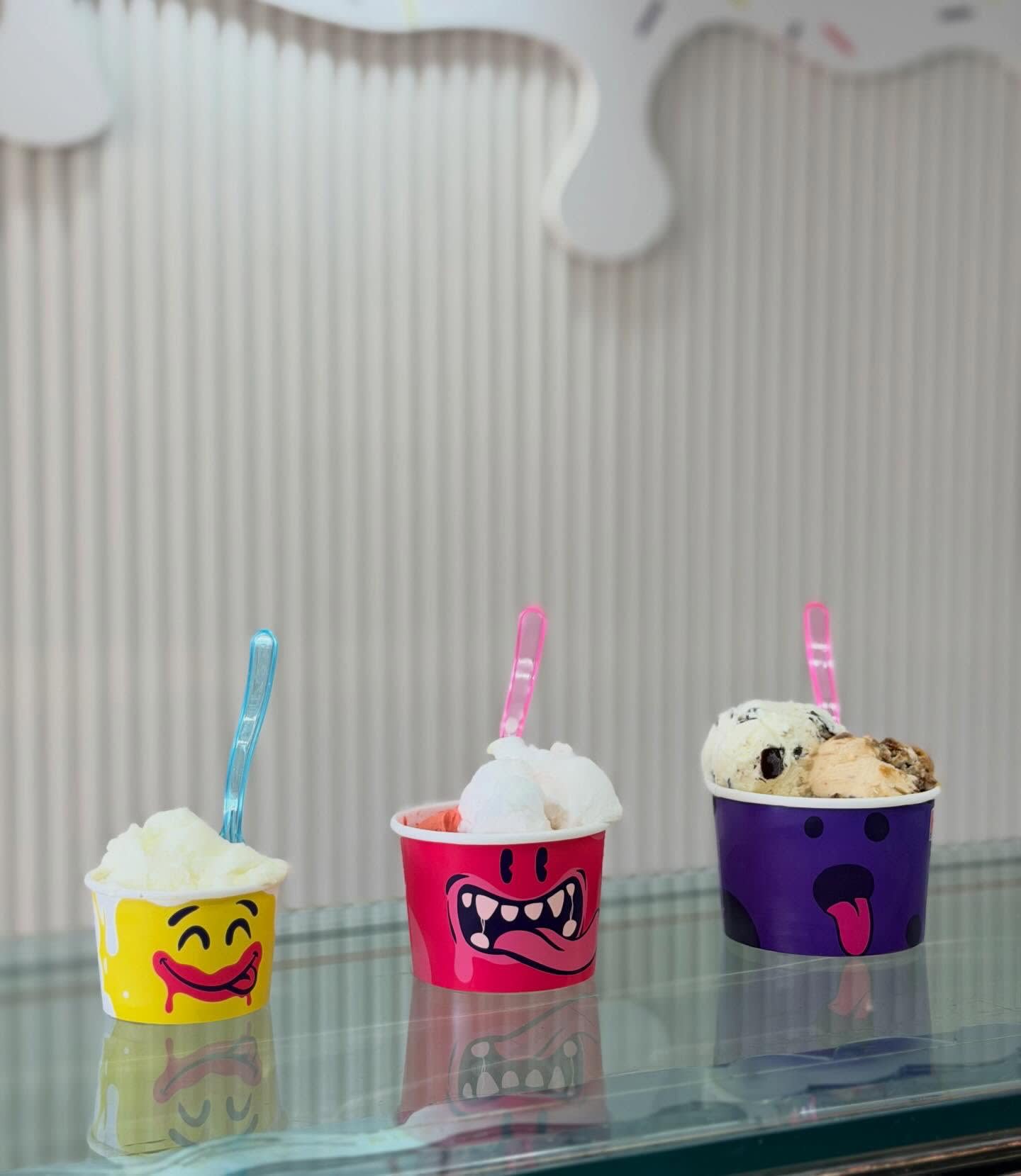Buntes Eiscreme-Dessert bei Lick'n'Roll