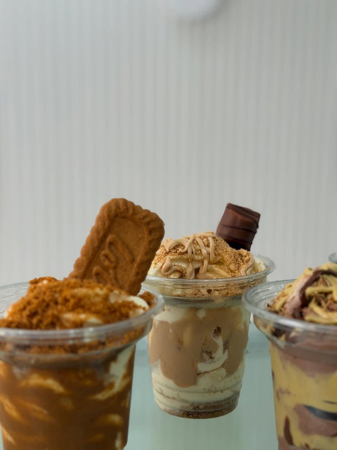Dessert mit gerolltem Eis