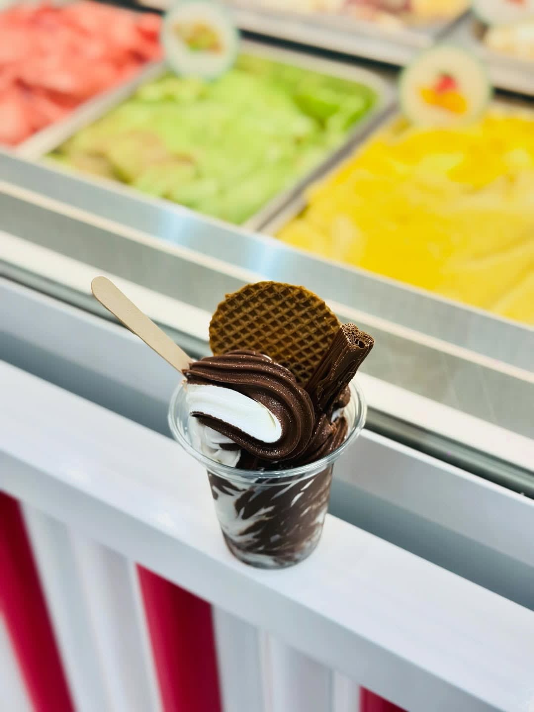 Eiscreme-Dessert mit Toppings