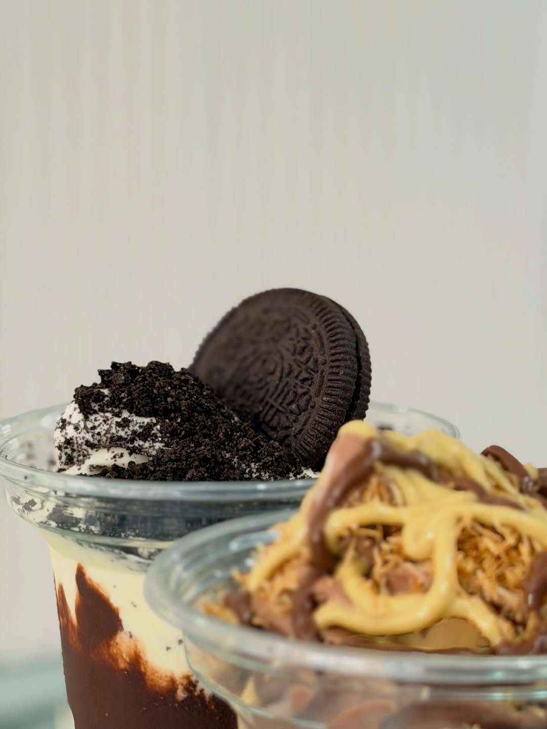 Gerolltes Eis mit Toppings und Früchten