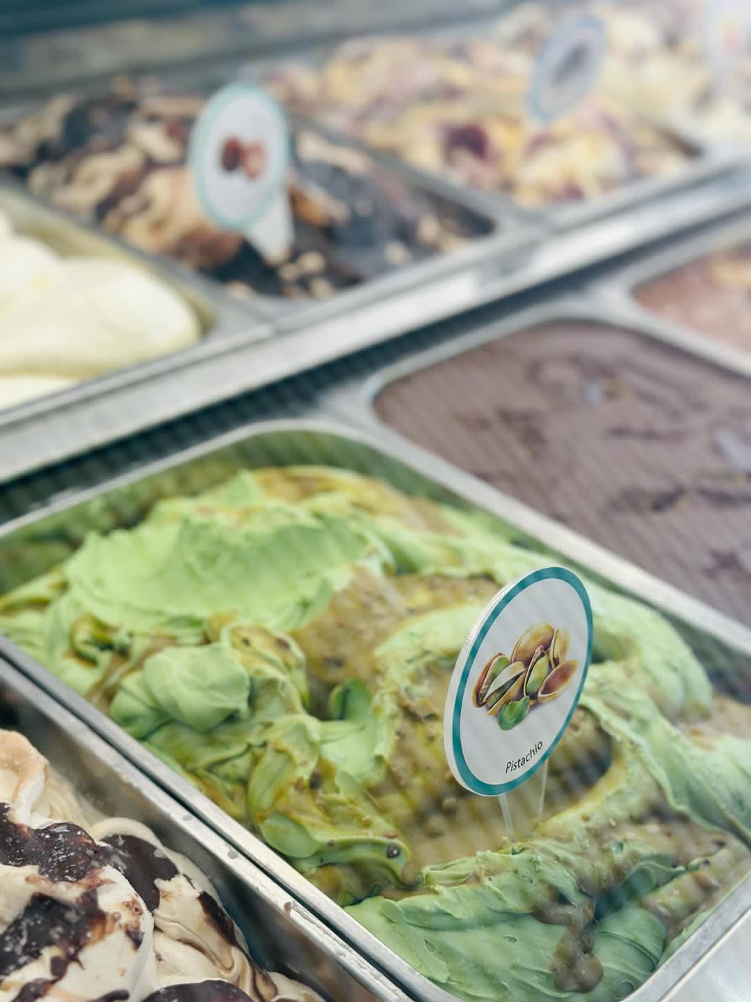 Frisch zubereitetes gerolltes Eis
