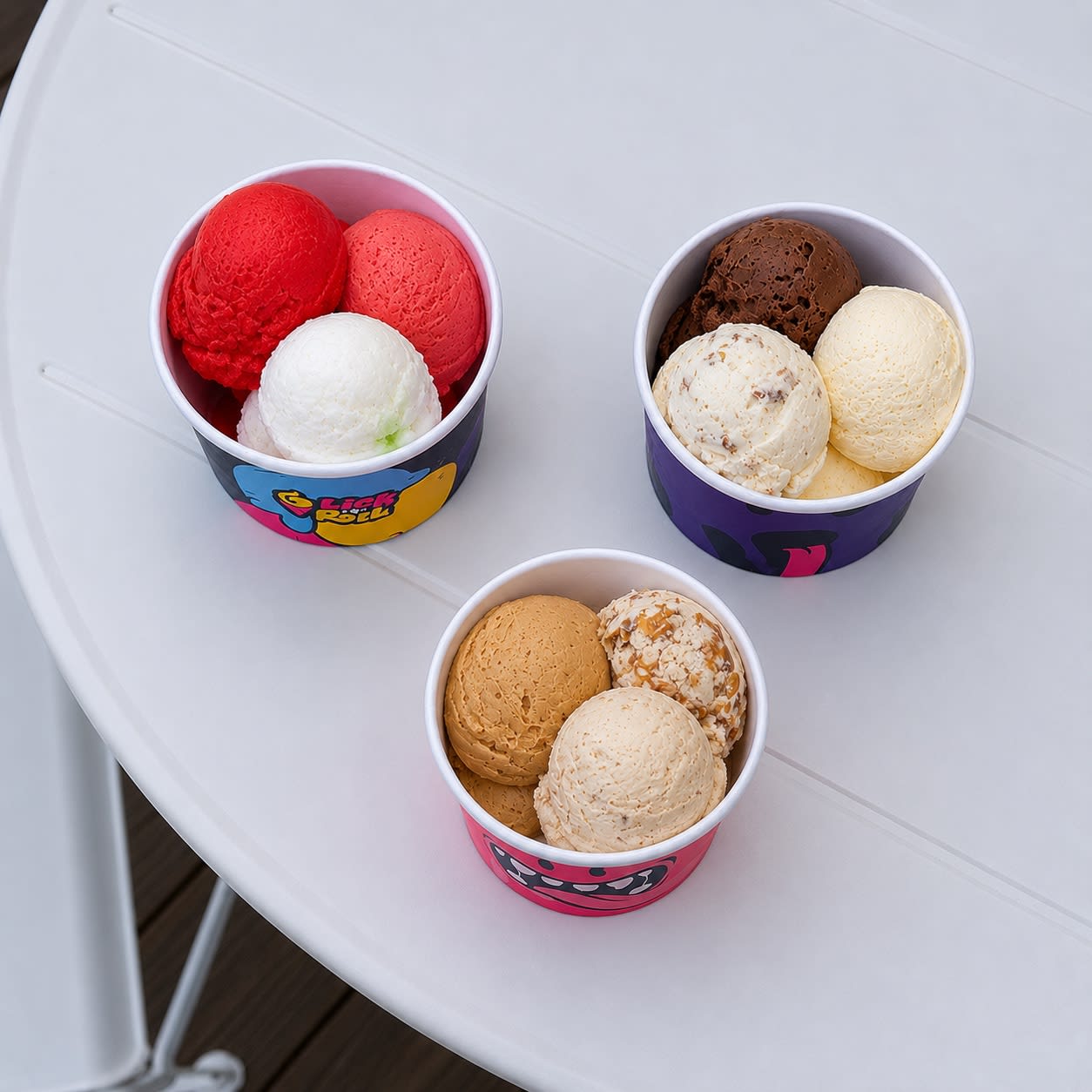 Dessert mit gerolltem Eis und Toppings