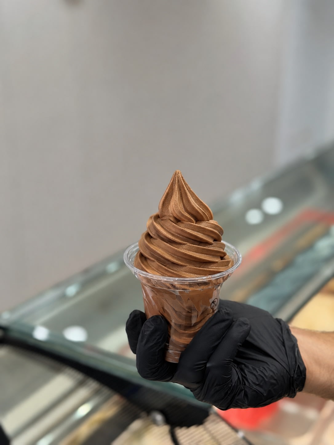 Eiscreme-Dessert mit Toppings und Früchten