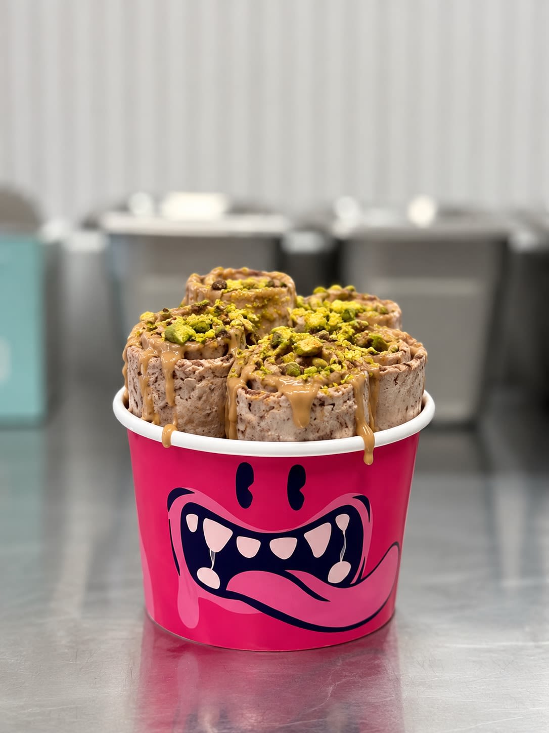 Gerolltes Eis mit verschiedenen Toppings