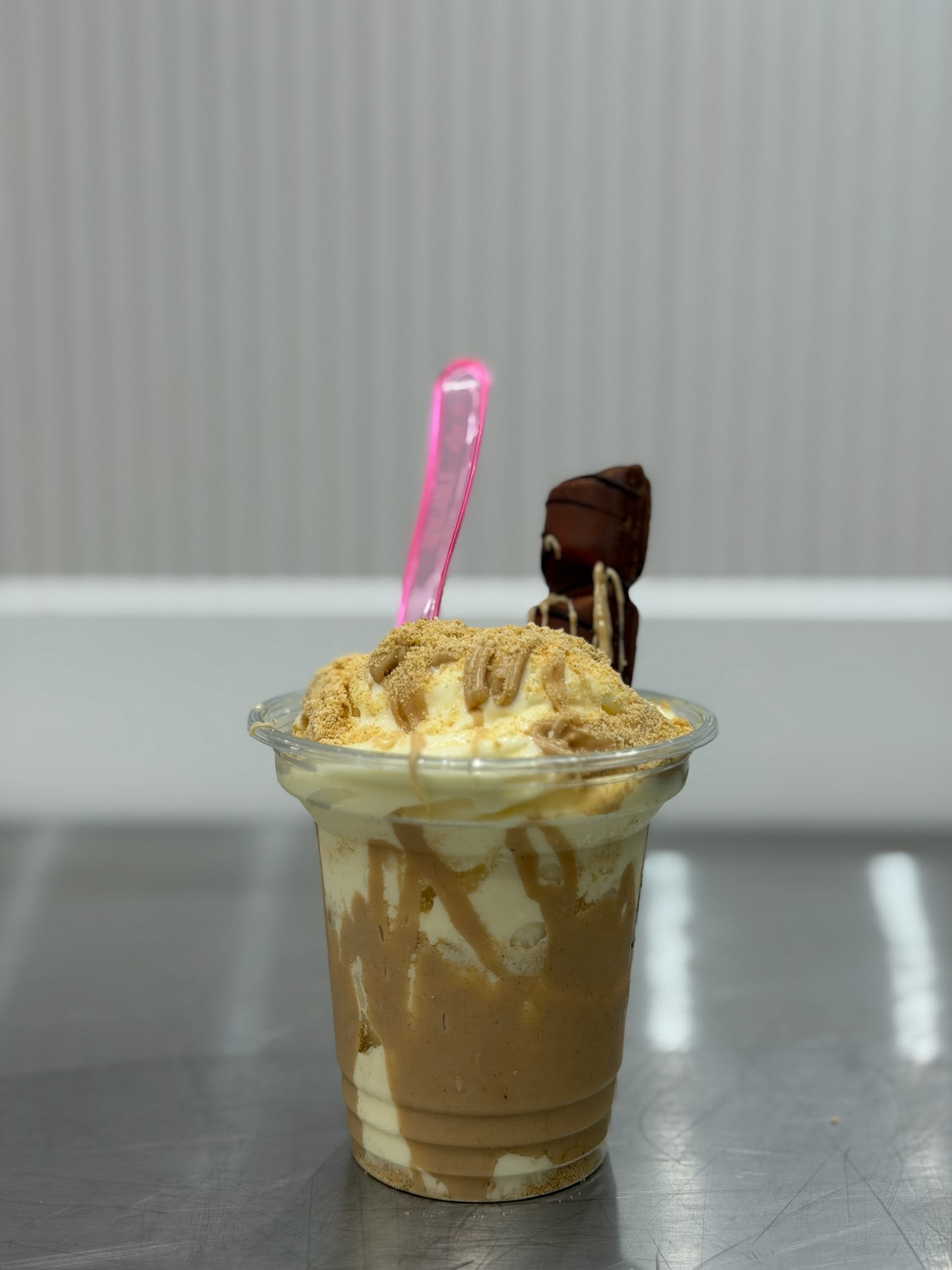 Dessert mit Eiscreme und Toppings