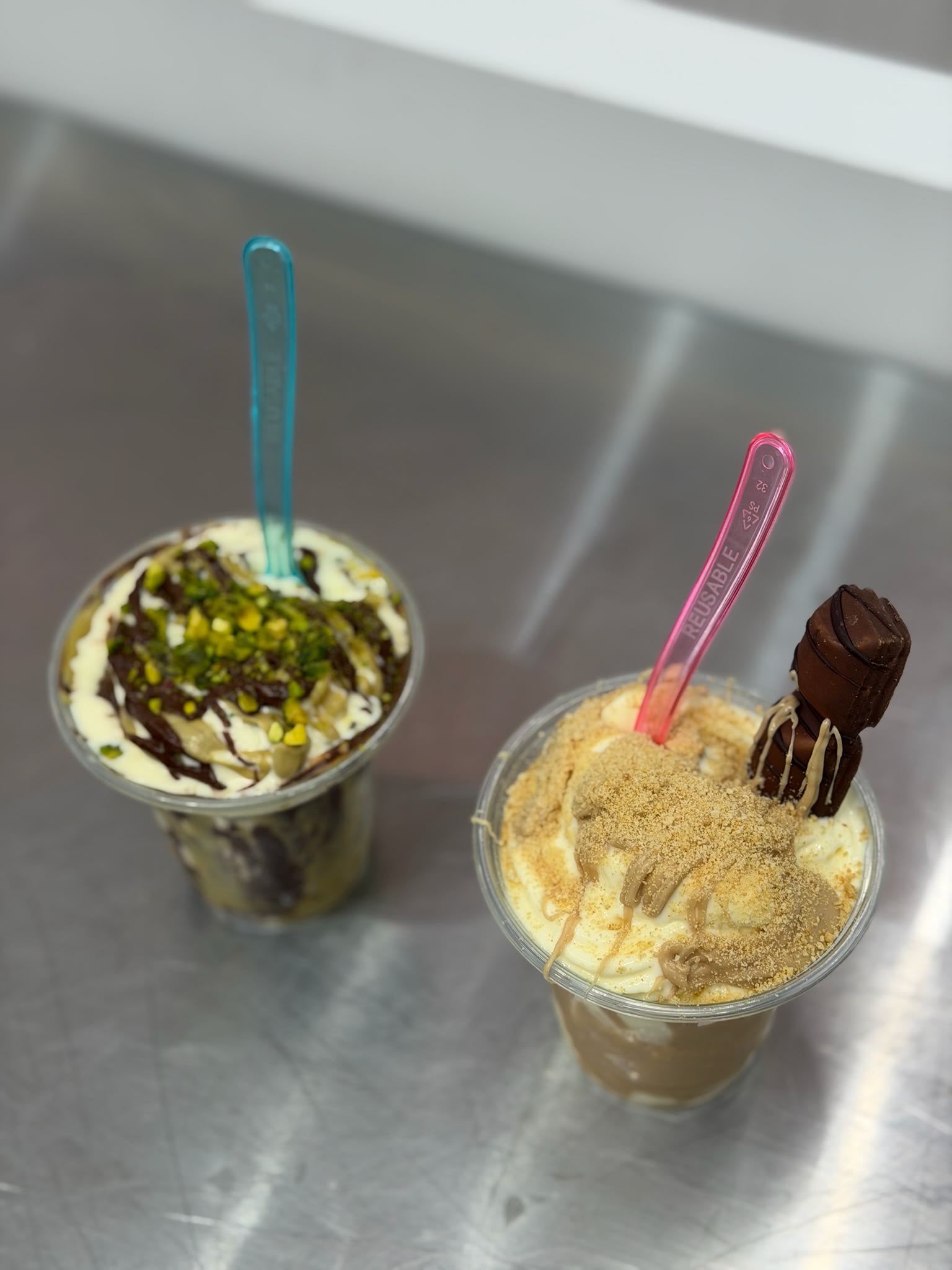 Frisch serviertes Eis-Dessert