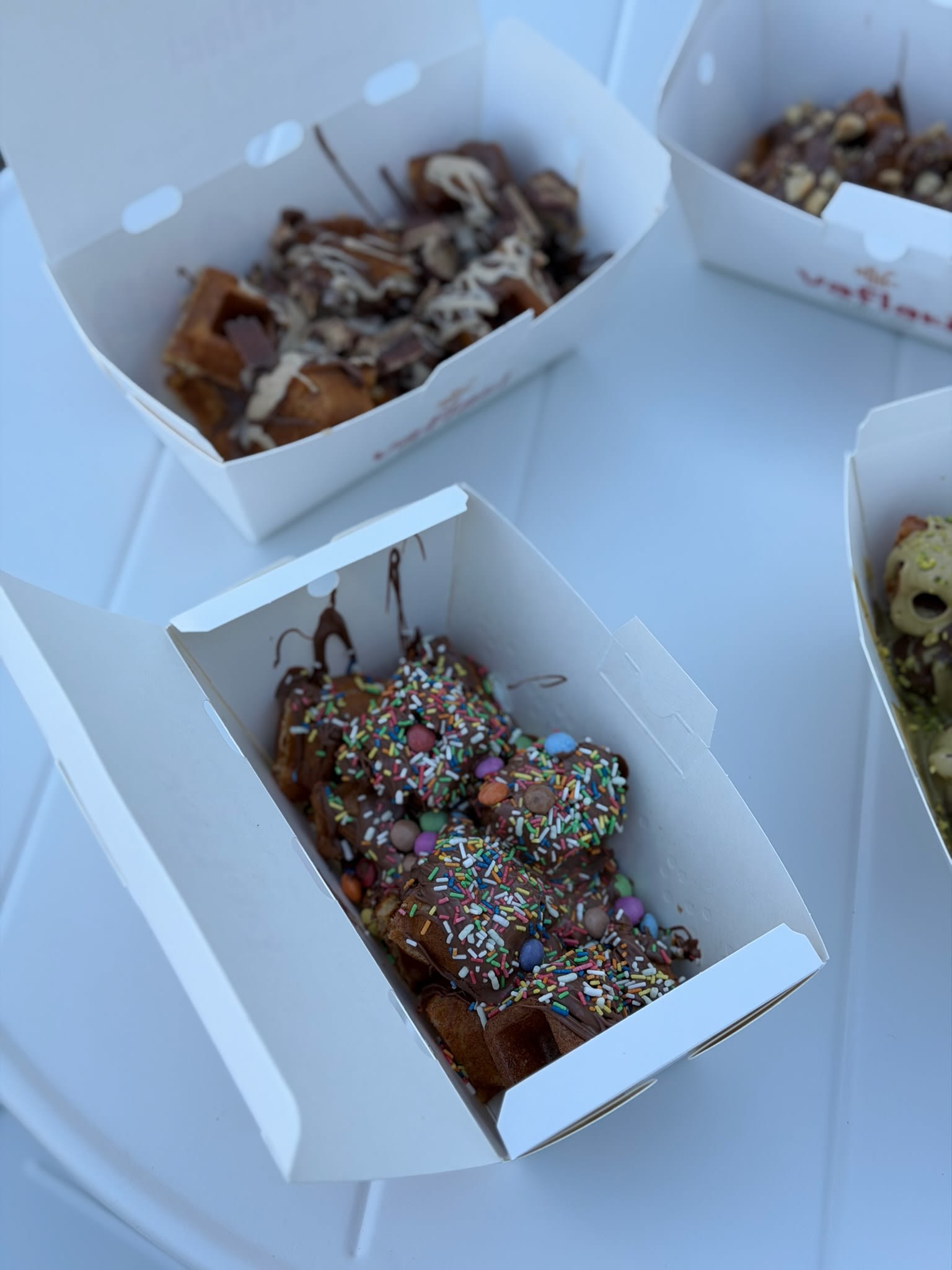 Eiscreme-Dessert mit verschiedenen Toppings