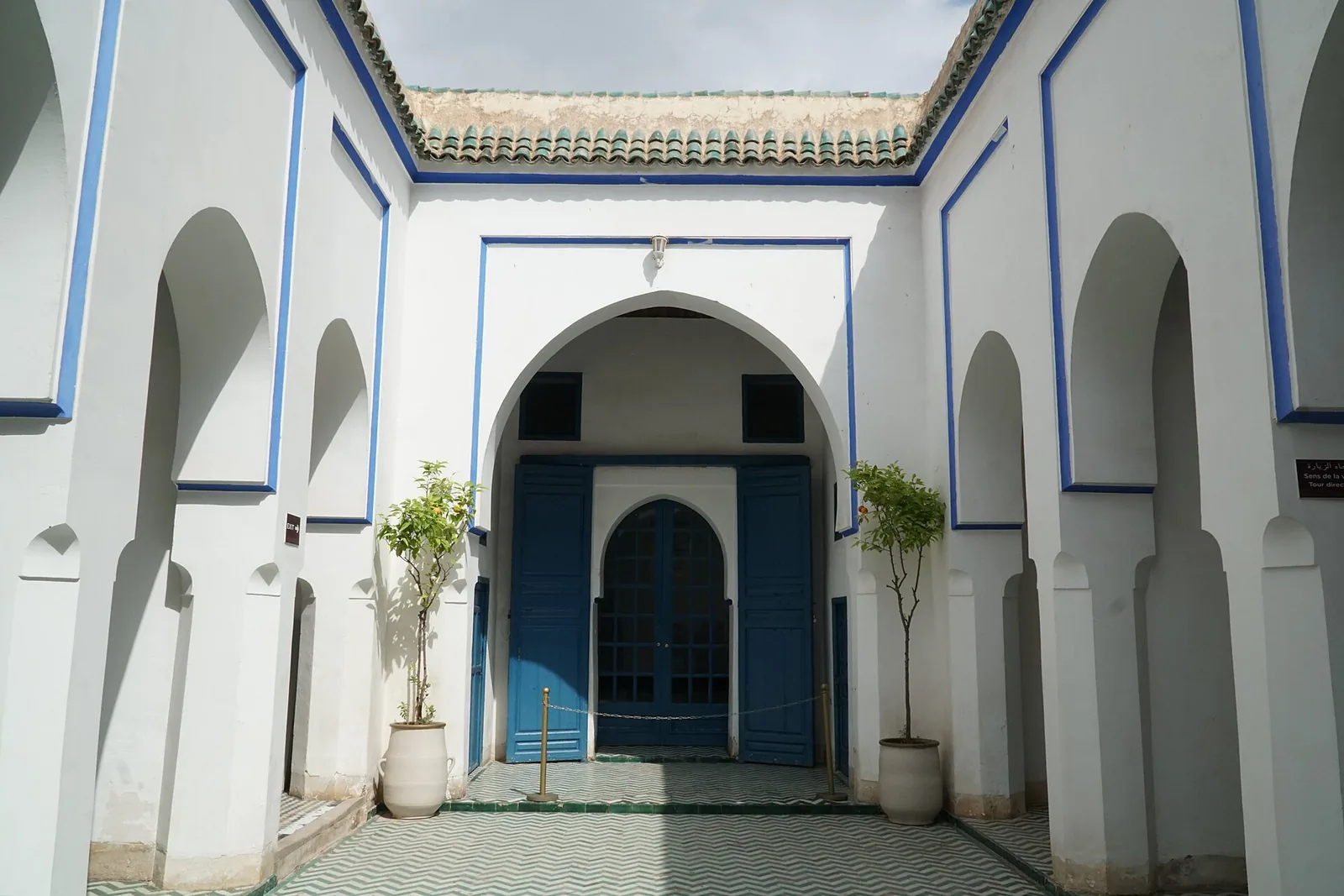 A white courtyard with arches in the Bahia Palace