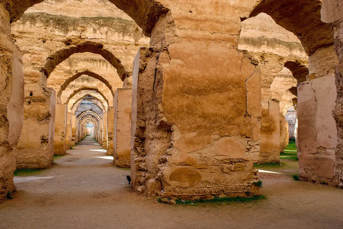 Rows of ruined arches, Heri es-Souani