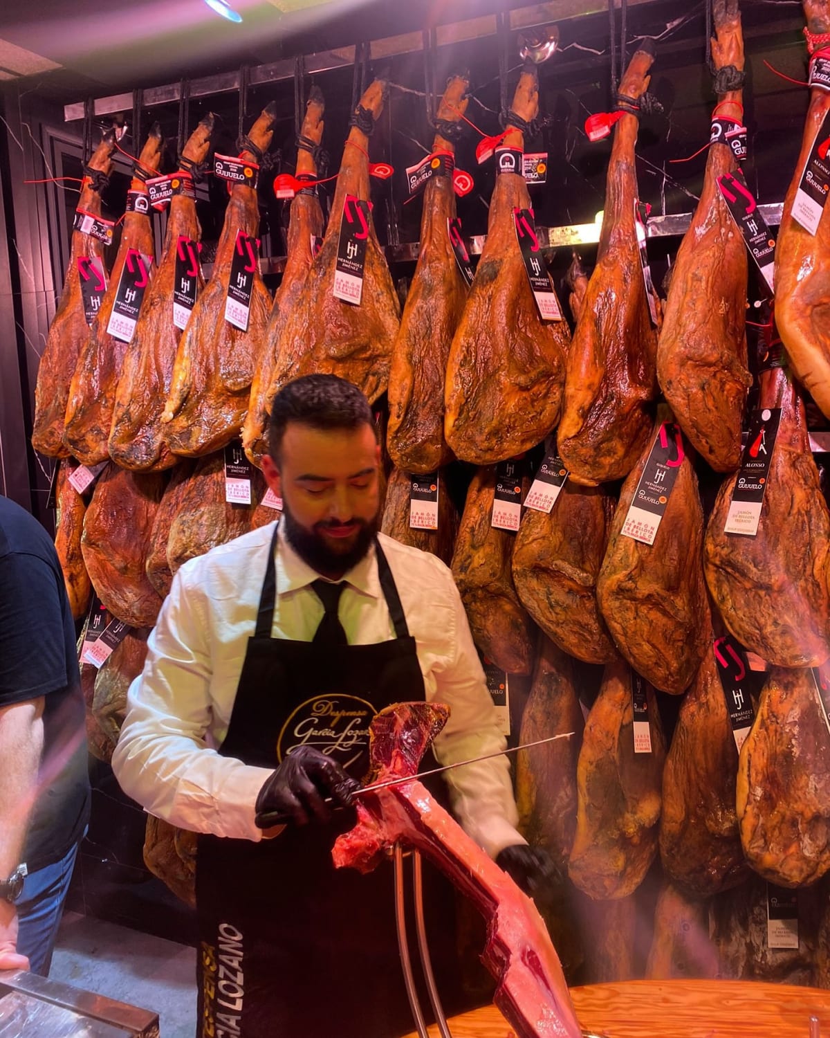 Cortar jamón a cuchillo: por qué lo hacemos así en Hernández Jiménez · Y cuándo la máquina tiene sentido