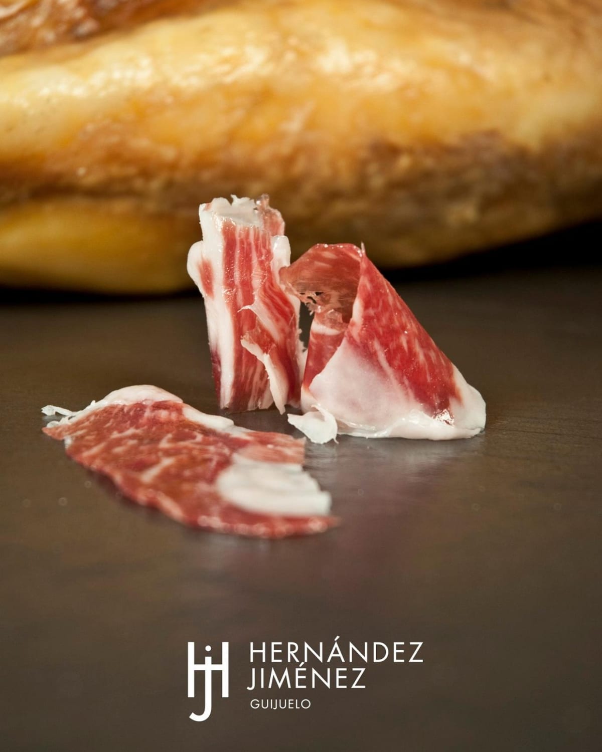 El primer corte del jamón: el ritual que aprendimos en cuatro generaciones · Hernández Jiménez