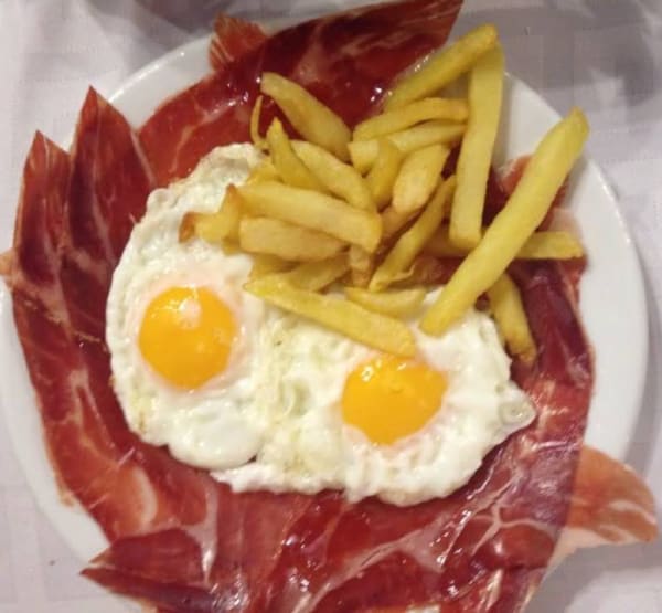 Huevos rotos con jamón ibérico de bellota · Receta sencilla