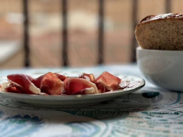 Maridajes con jamón ibérico: vinos, quesos y tapeo perfecto