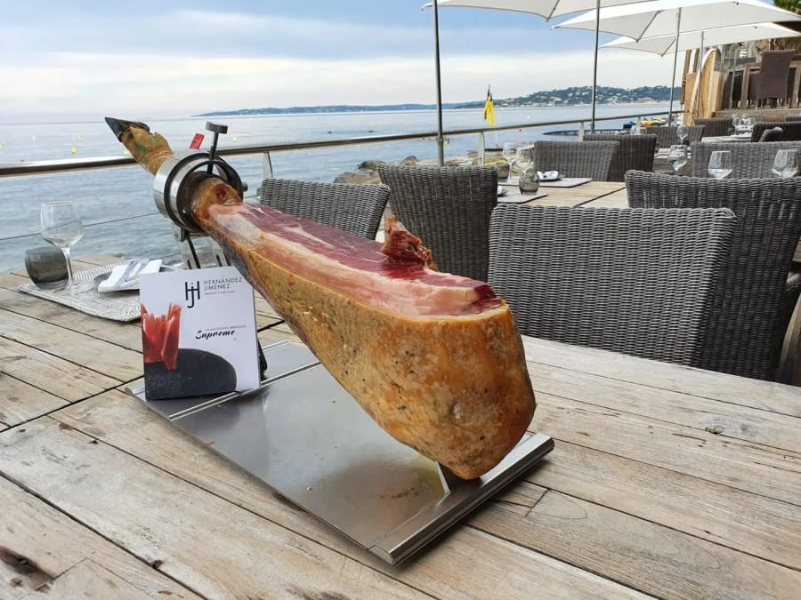 Jamón ibérico en la playa: el maridaje de verano que nunca falla