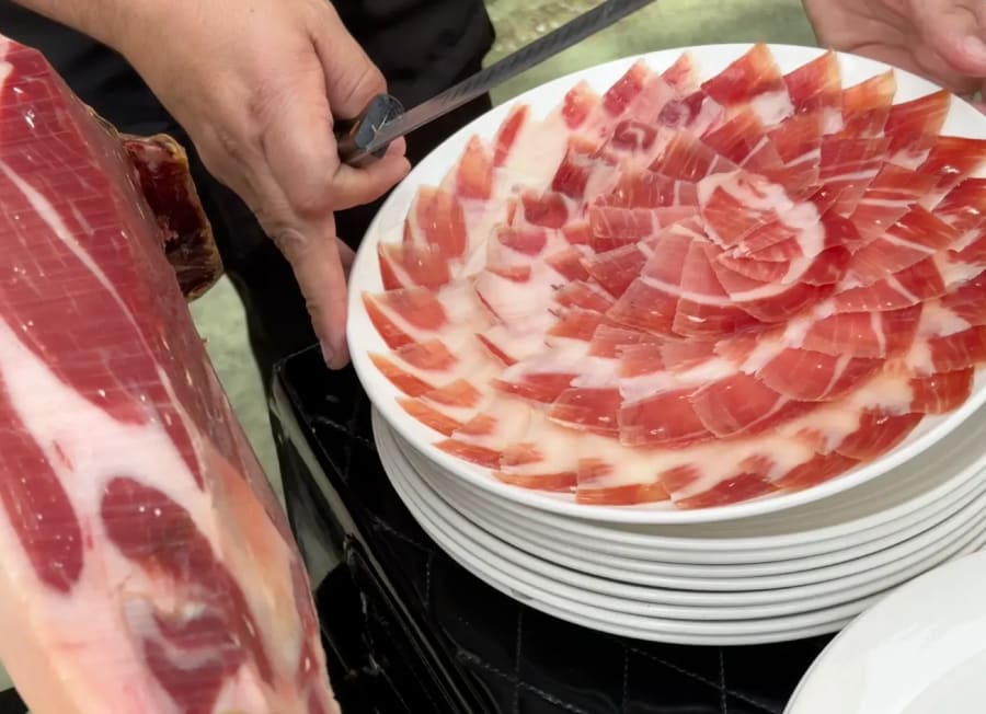 Señales de un jamón bien curado: 7 detalles que el maestro de bodega revisa · Hernández Jiménez