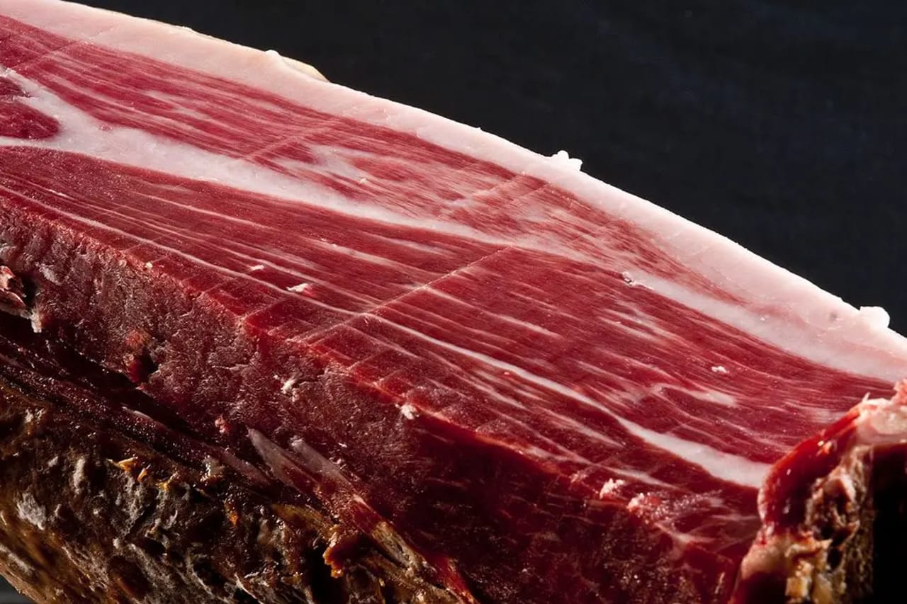 Loncha de jamón ibérico de bellota Hernández Jiménez cortada, detalle de veteado