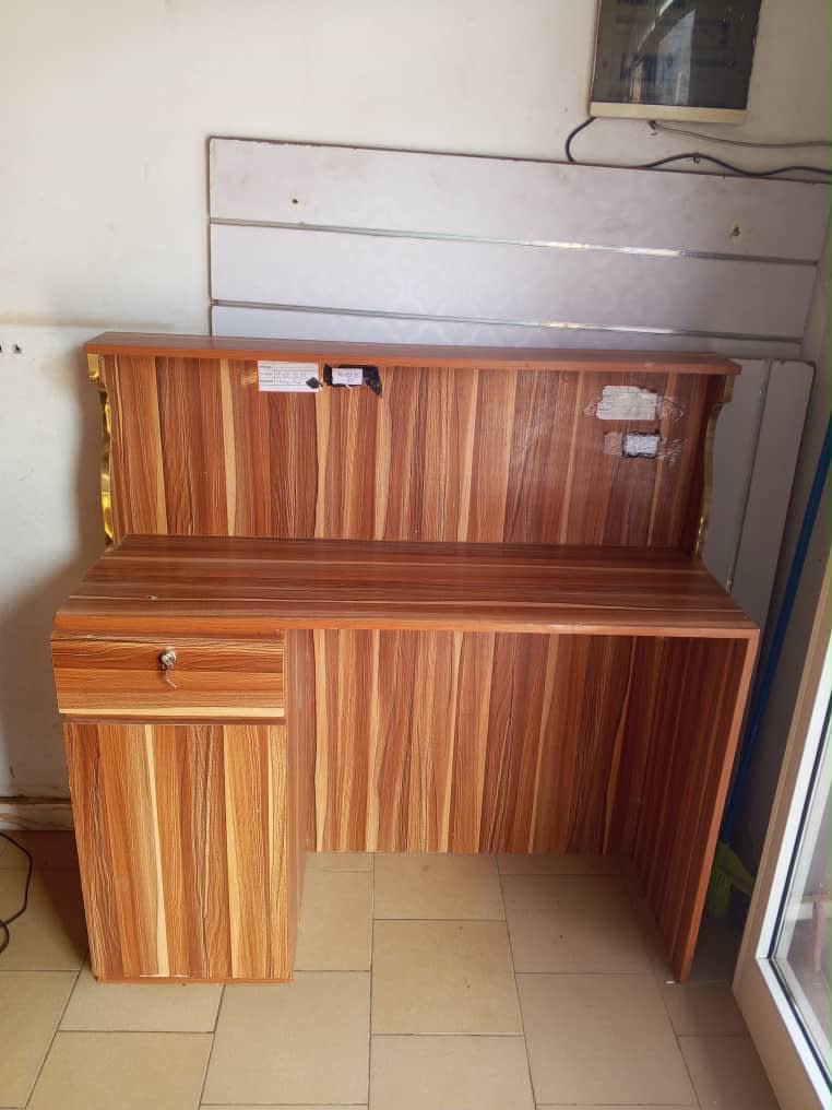 Bureau pro avec étagère, tiroir et rangement