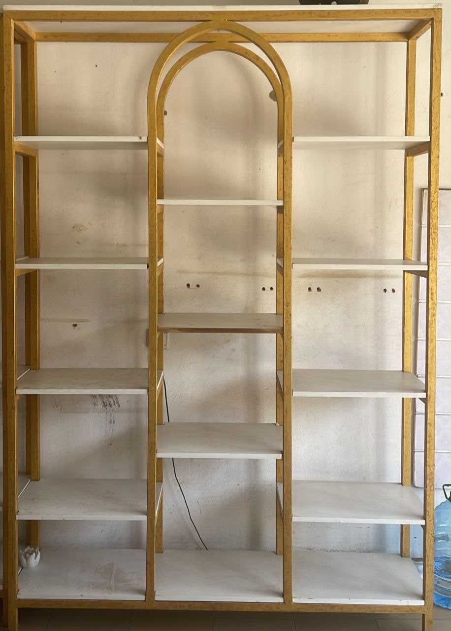 Étagère design XL arche dorée — présentoir boutique ou déco salon