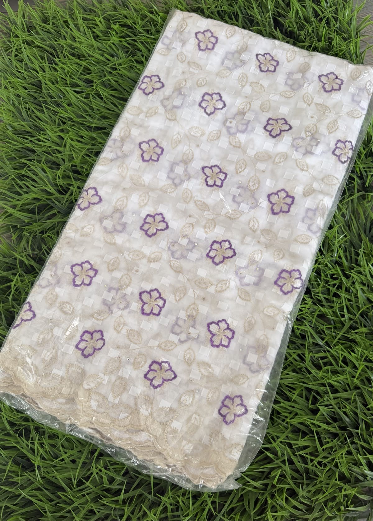 Voile brodée à carreaux  — photo 1