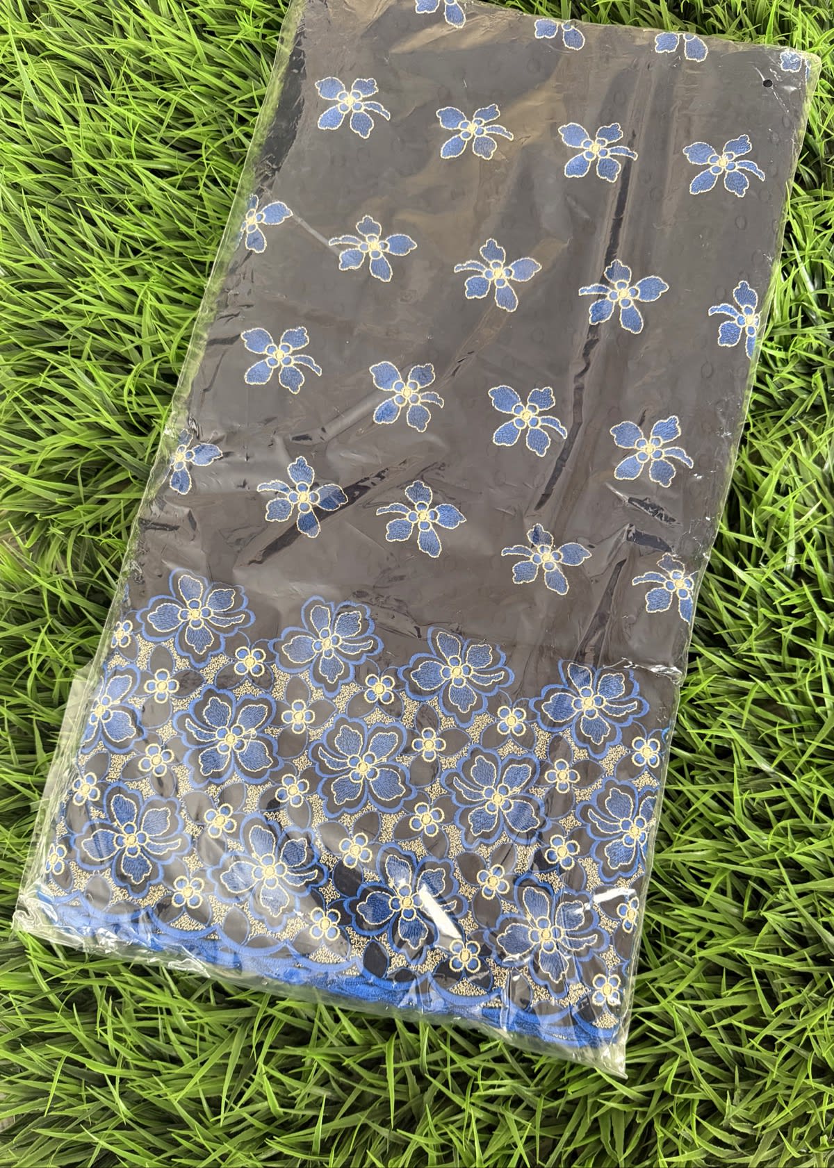 Voile brodée à carreaux  — photo 1