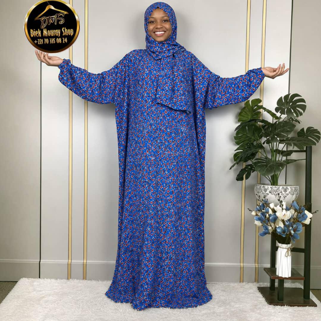 Robe avec voile intégré 
