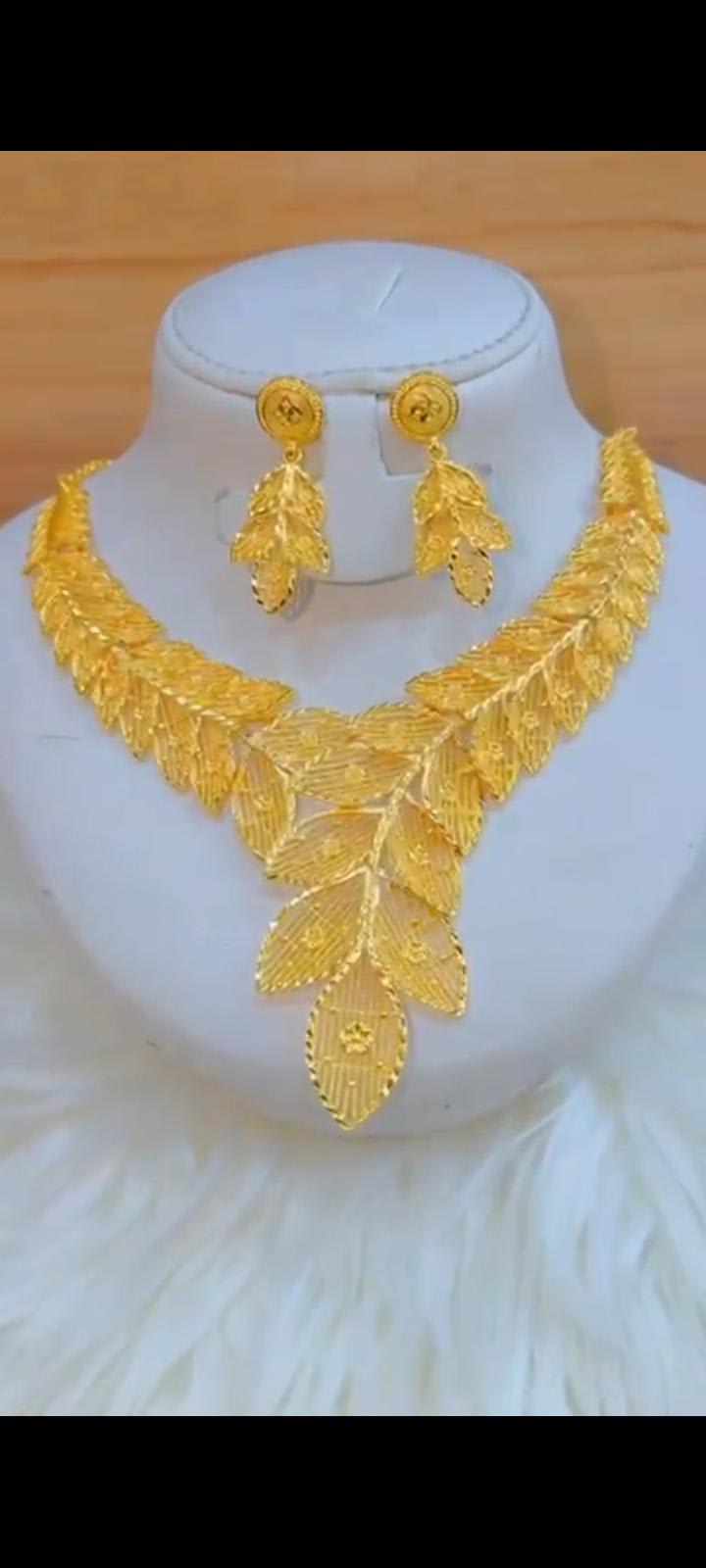 Collier pour femme avec boucle d’oreille et bracelet — photo 1