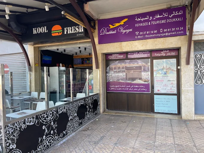 Devanture de l'agence Doukkali Voyages, Avenue 20 août à Salé