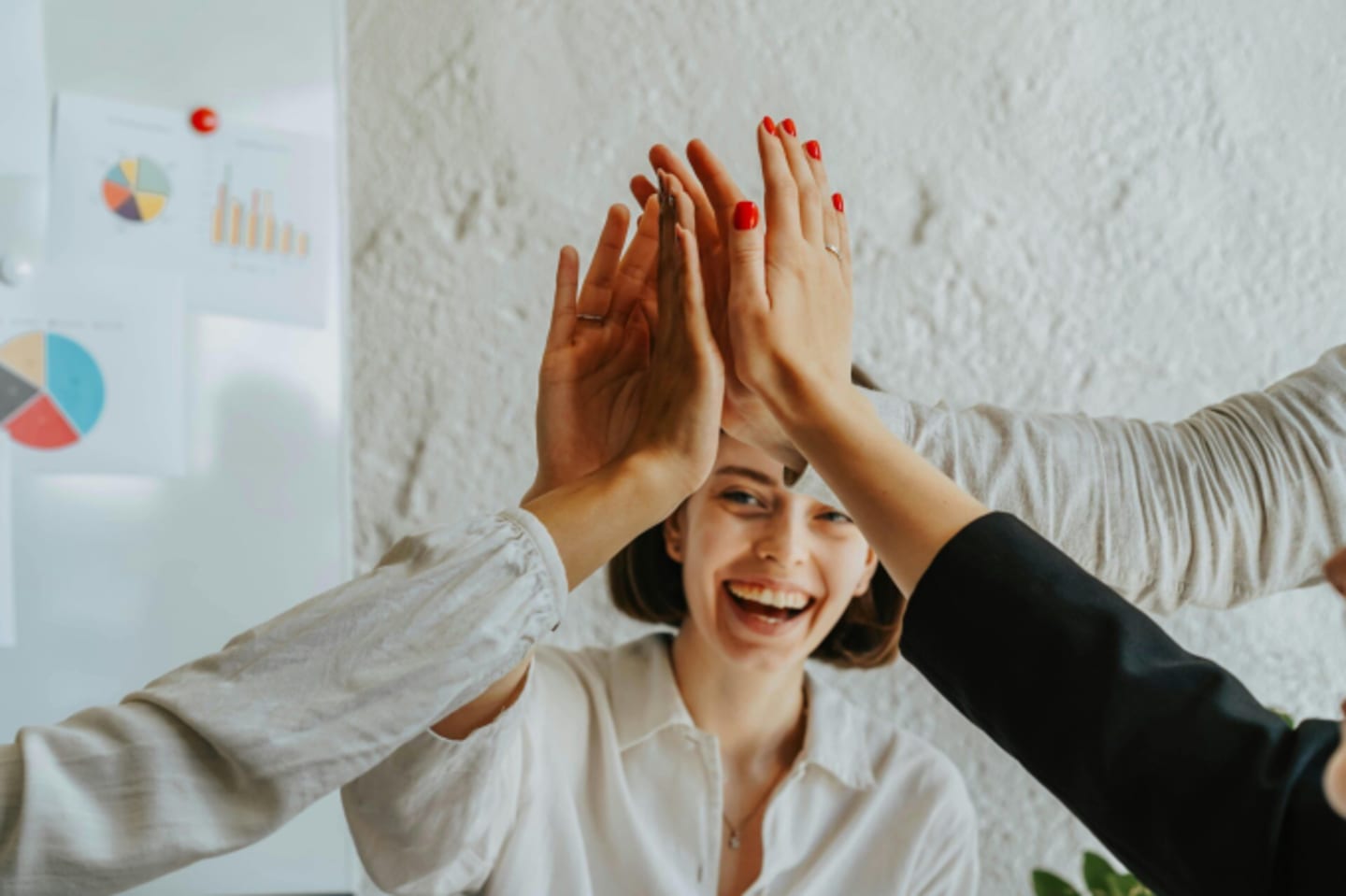 Collega's geven elkaar een high-five