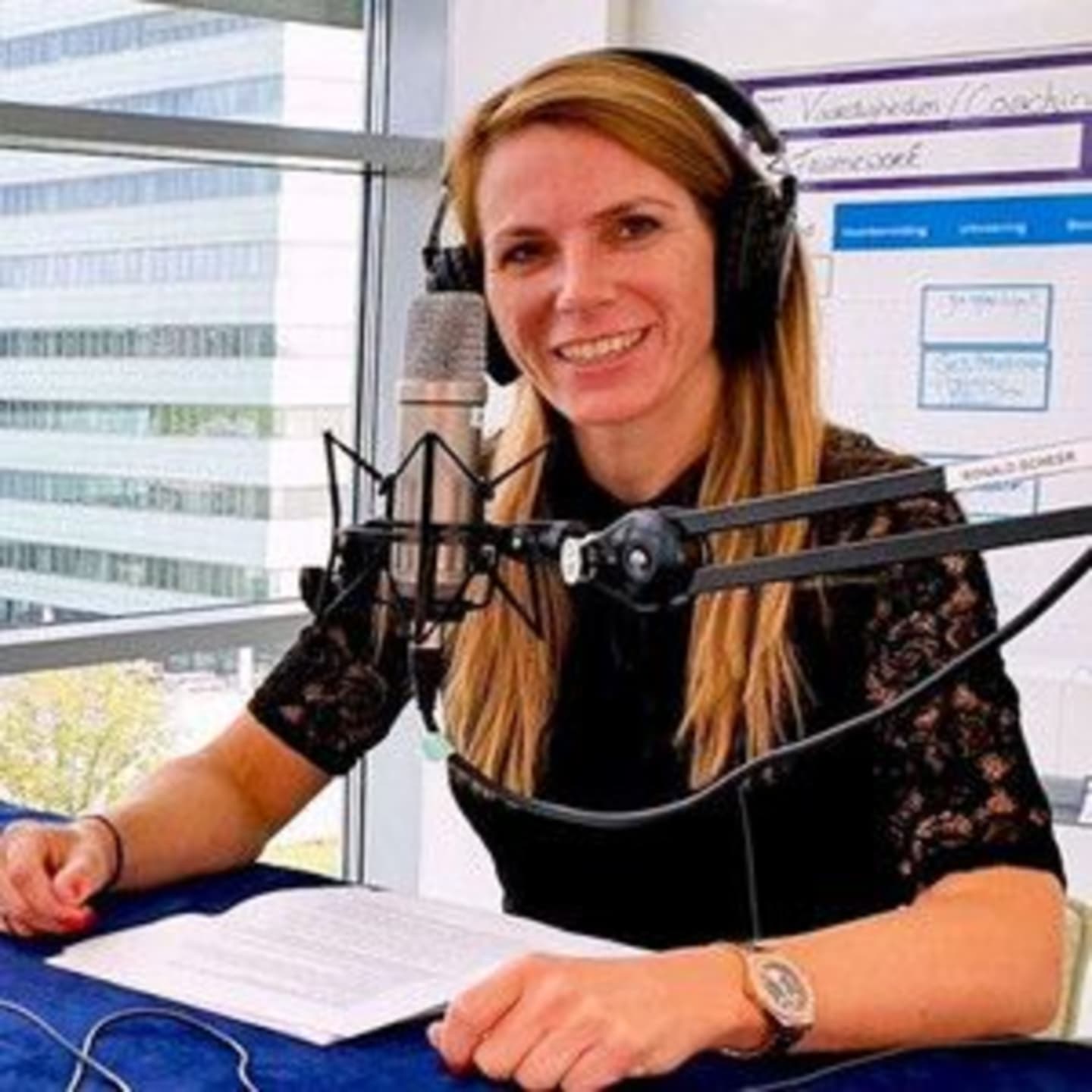 Ellen van Straalen in de studio terwijl ze een podcast opneemt
