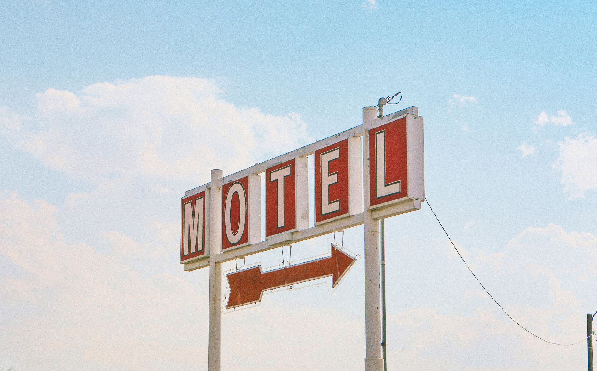 Szyld Motelu na tle niebieskiego nieba