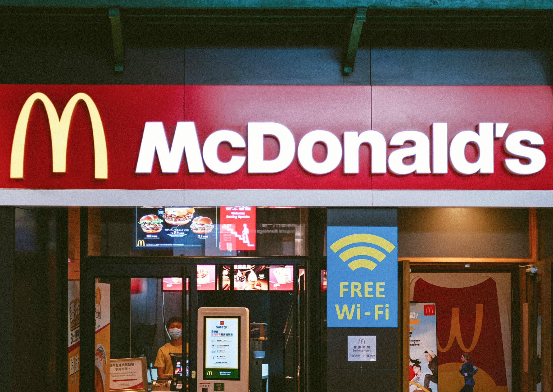 Szyld McDonald z tabliczką Free WiFi